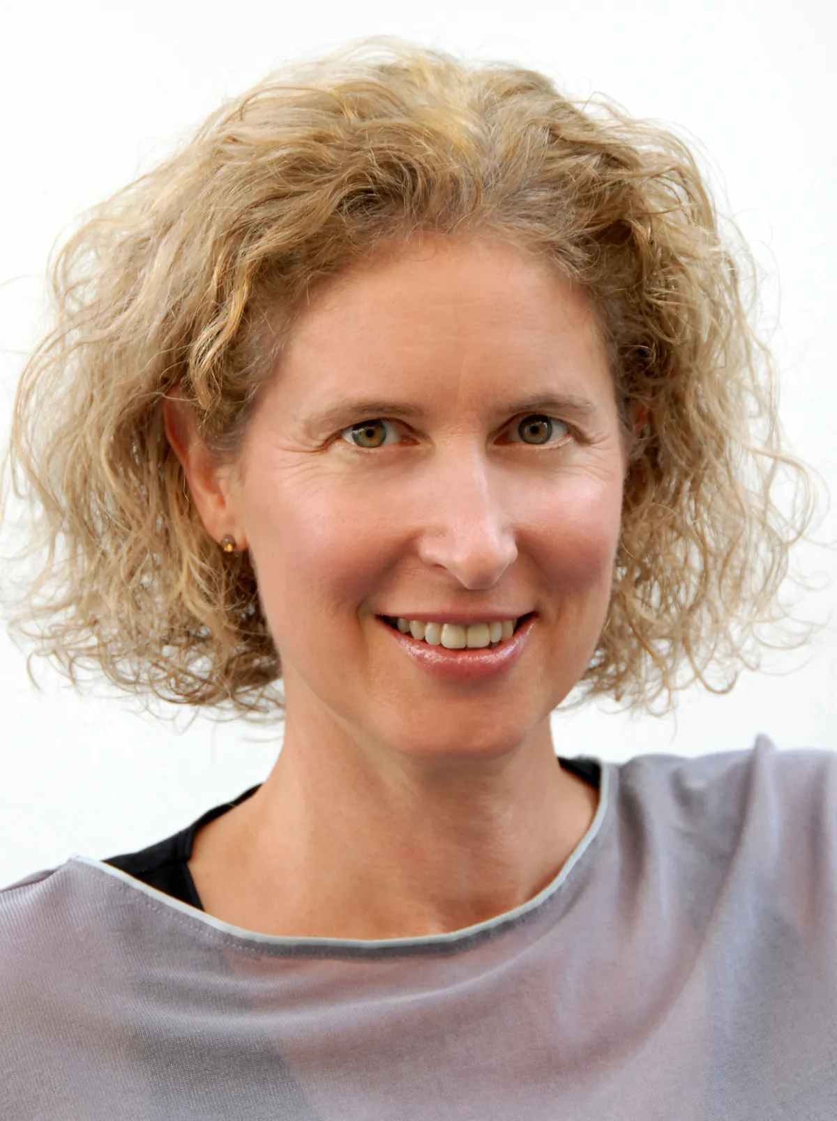 Anja Hommel, Porträt vor hellem Hintergrund